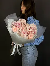 Розовый букет из диантусов и роз