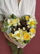 Коробка цветов в форме сердца с тюльпанами и розой