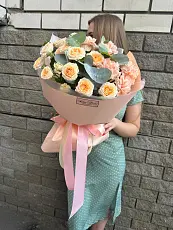 Букет живых цветов с гвоздикой и кустовой розой