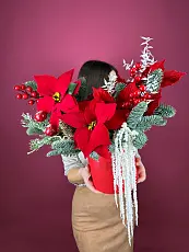 Цветы живые, новогодняя композиция с нобилисом и украшениями в шляпной коробке