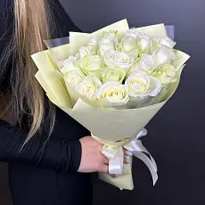 Букет живых цветов из 19 белых роз