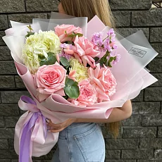 Букет из пионовидных роз и гортензии 