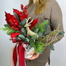 Цветы живые, Новогодняя композиция с туей и нобилисом в шляпной коробке