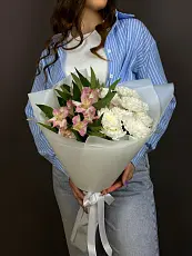 Букет с розовой альстромерией и кустовой хризантемой