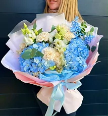 Букет летний из гортензии и эустомы