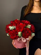 Композиция с красными розами и эвкалиптом 