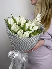 Букет живых цветов из 15 Белых тюльпанов в дизайнерской упаковке