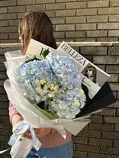 Букет живых цветов из 3 голубых гортензий в дизайнерской упаковке