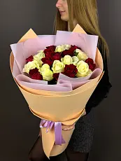 Букет живых цветов из красных и белых роз