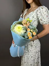 Букет с одноголовой хризантемой и эустомой в голубой упаковке 