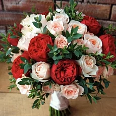 Букет с кустовыми розами
