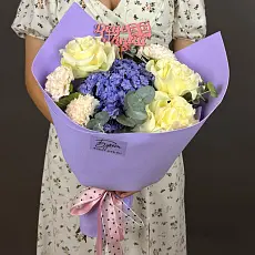 Букет цветов с гортензией в стильной упаковке