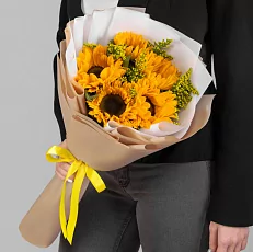 Подсолнухи и солидаго в упаковке 