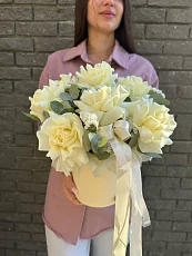 Коробка с белыми розами и статицей