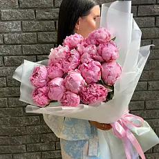 15 Пионов в стильной упаковке 