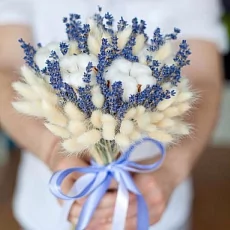 Композиция невесты из хлопка,лаванды и лагуруса.