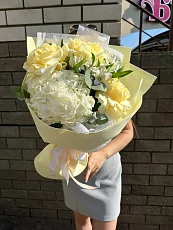 Розы и нежные альстромерии