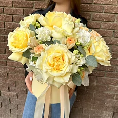 Композиция с эустомой и розами 