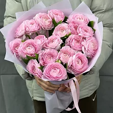 19 розовых ранункулюсов 