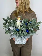 Цветы живые, Новогодняя композиция с нобилисом и феей в корзине