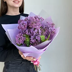 Композиция 5 веток сирени в дизайнерской упаковке