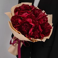 9 Красных Пионов в упаковке