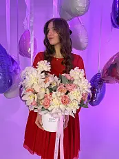 Нежная композиция с орхидеями и розами 