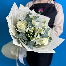 Розы и гиперикум