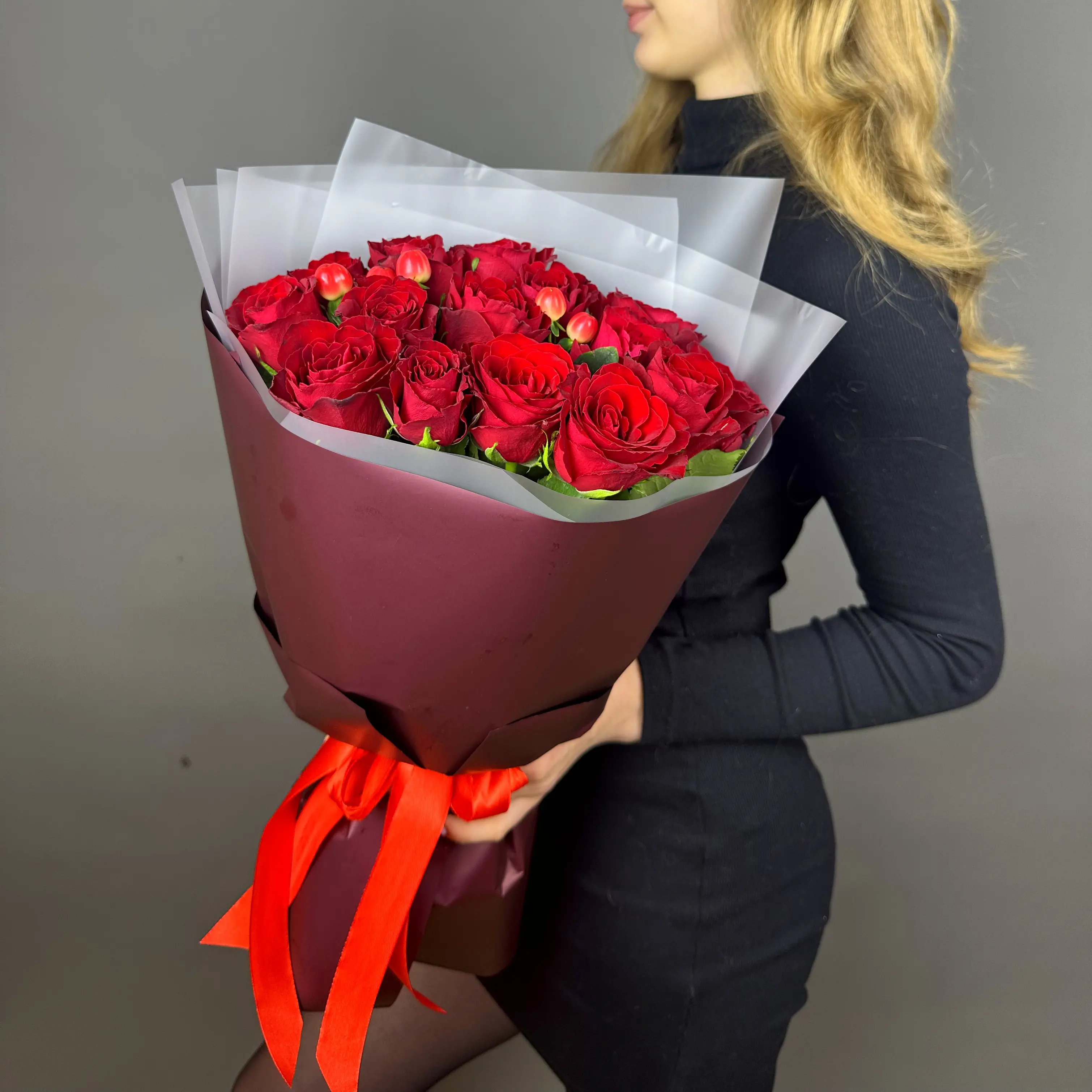 Букет из роз и гиперикума