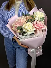 Нежный букет из роз и эвкалипта 