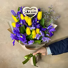 Букет из желтых тюльпанов и ирисов