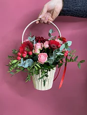 Корзина с цветами - роза кустовая и герберы