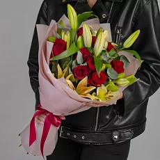 Букет из роз и лилий 