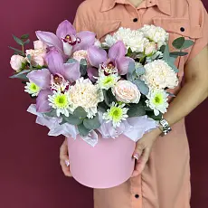 Букет живых цветов с орхидеями и нежными розами в шляпной коробке