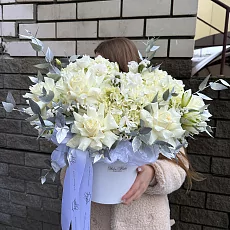 Шляпная коробка с гортензией и розами 