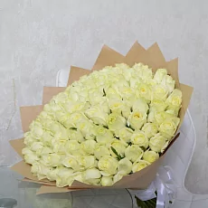 101 Белая роза в крафте 