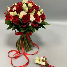 Букет невесты и эустомой и красными розами