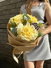 Букет живых цветов из белых роз и эвкалипта в дизайнерской упаковки