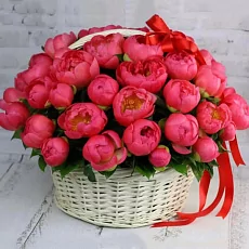 Яркие Пионы в корзине