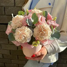 Букет живых цветов с эустомой и гвоздикой в нежной шляпной коробке