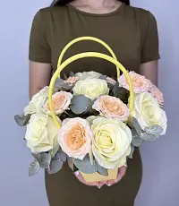 Букет живых цветов с белоснежными розами