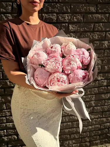 Букет из 9 нежных пионов 