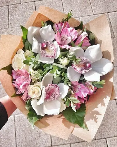 Букет с орхидеями