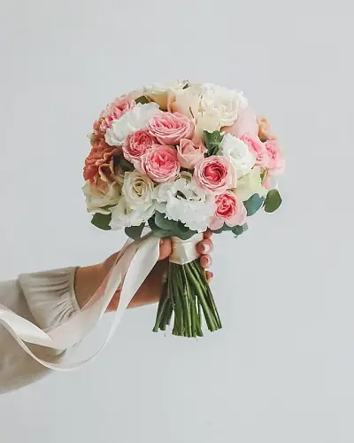 Букет невесты с розами и эустомой