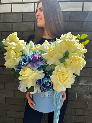 Шляпная коробка с розами и тюльпанами