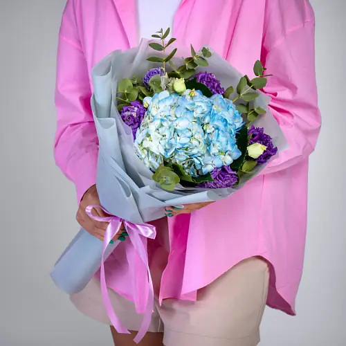 Букет с гортензией и эустомой 