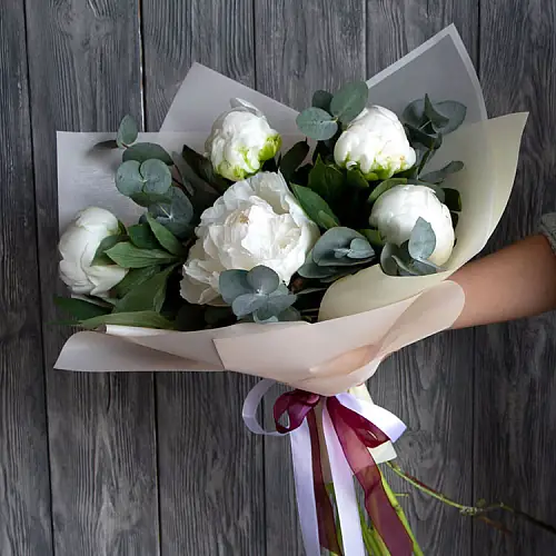 Сборная композиция из 5 Белых Пионов