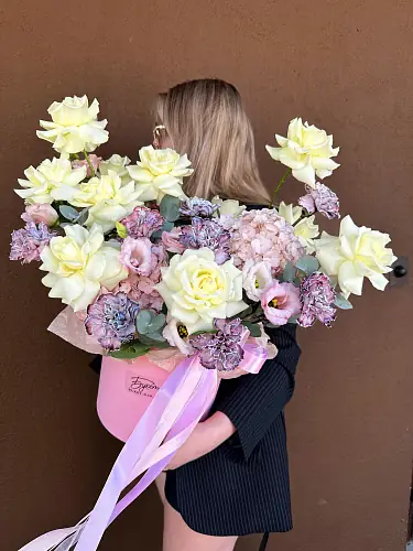 Авторская композиция с диантусом и розами