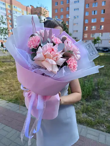 Букет с диантусами и розами