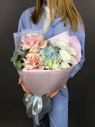 Нежный букет живых цветов с розами и голубой гортензией в дизайнерской упаковке